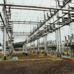 Rozdzielnia elektroenergetyczna wysokiego napięcia z przewodami, izolatorami i aparaturą techniczną.