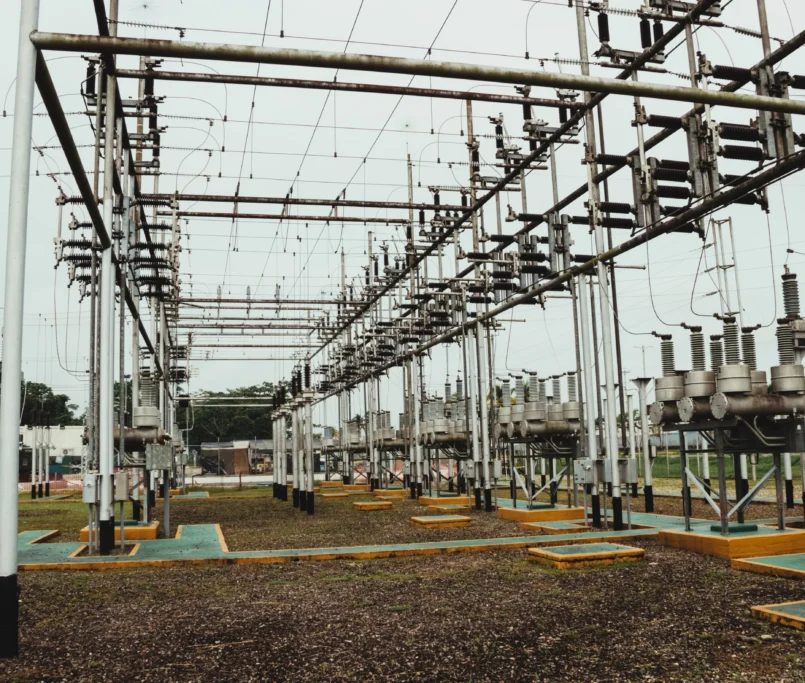 Rozdzielnia elektroenergetyczna wysokiego napięcia z przewodami, izolatorami i aparaturą techniczną.