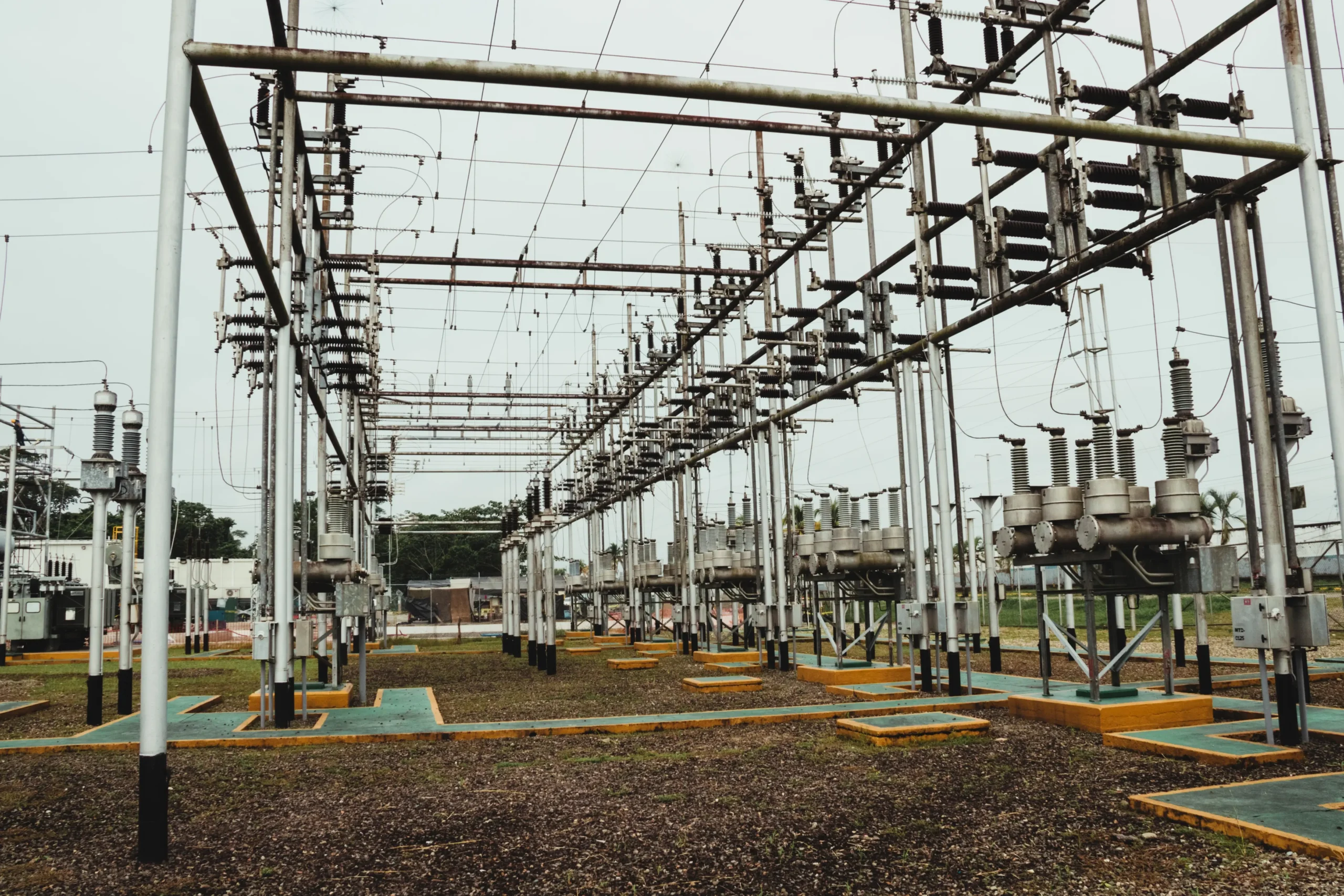 Rozdzielnia elektroenergetyczna wysokiego napięcia z przewodami, izolatorami i aparaturą techniczną.
